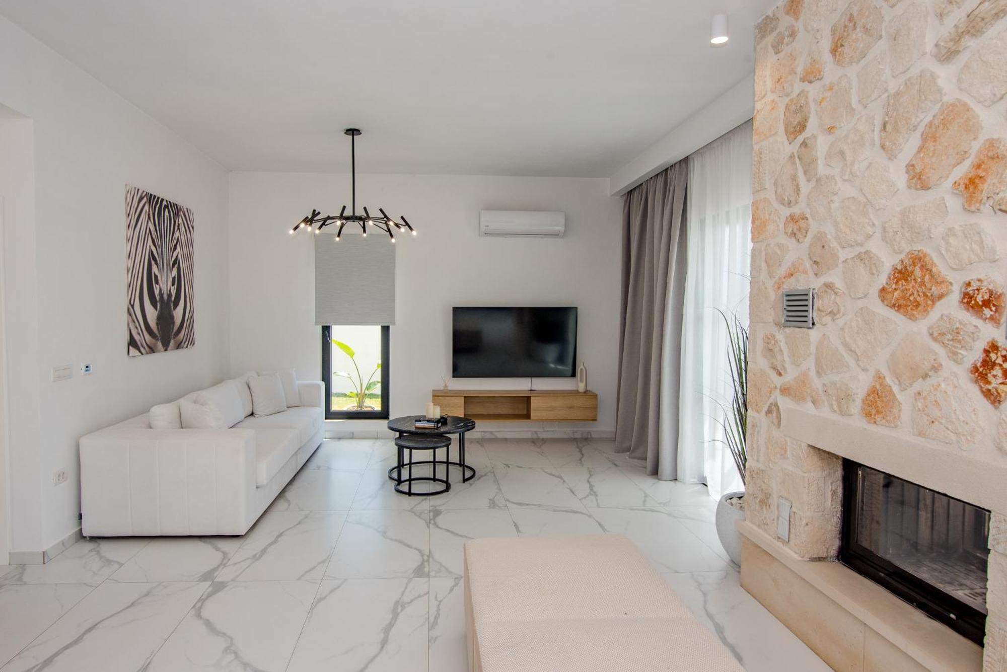Luz Blanca Villa *
